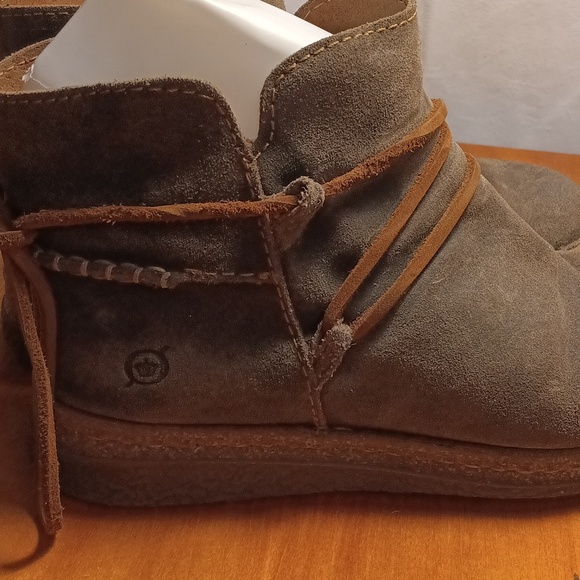 Born Women's Ankle Bootie Size 6 - Picture 2 of 10